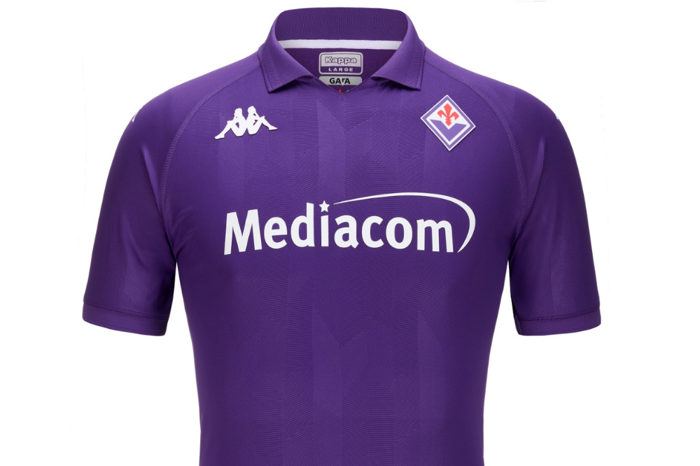 La Fiorentina presenta le maglie della nuova stagione. C'è anche un omaggio ad Astori